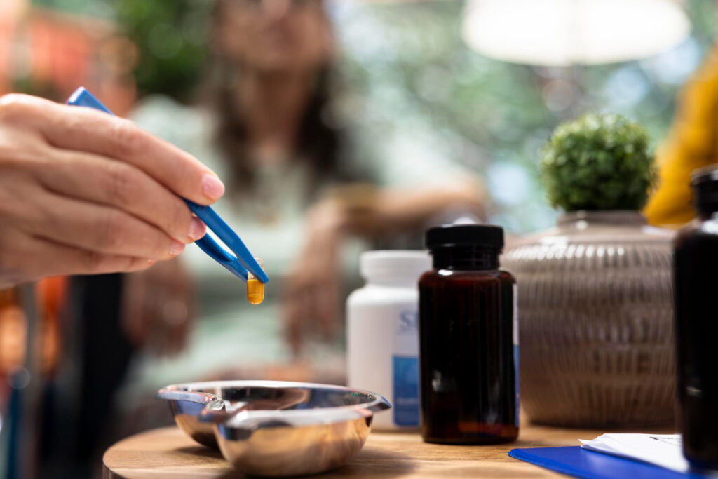 Viajar con tratamiento: qué debes llevar y cómo conservar tu medicación en verano