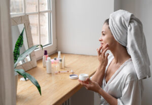 Cómo adaptar tu rutina facial en primavera: claves para una piel equilibrada