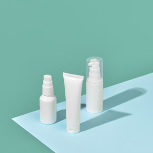 Sérums y cremas faciales con diferentes principios activos cosméticos