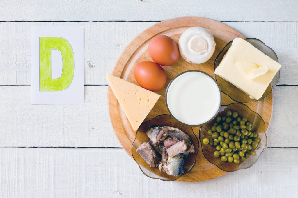 Alimentos que aportan vitamina D, como pescado y huevos